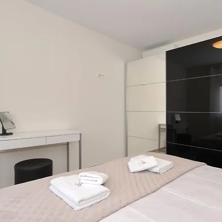 Luxus No 3 In Mit Balkon I Naehe Altstadt & Zadar